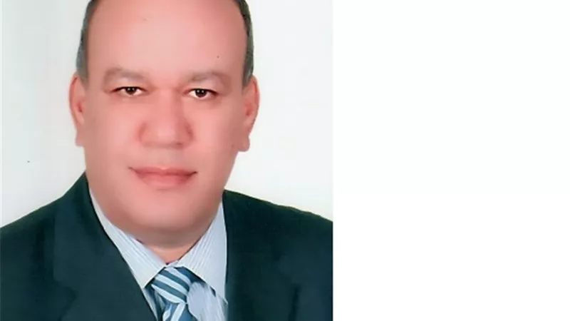 رئيس ميناء القاهرةالجوي يهنئ العاملين بالمطارللفوزبجائزةالاستدامة