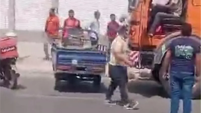 تفاصيل فيديو مشادة كلامية بين سائق نقل وقائددراجة نارية بالجيزة