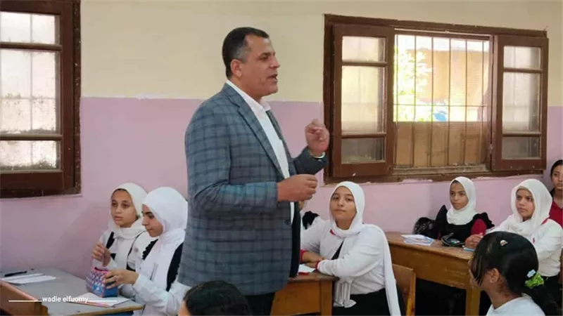 مدير تعليم دمياط يفاجئ مدارس عاصمة المحافظة