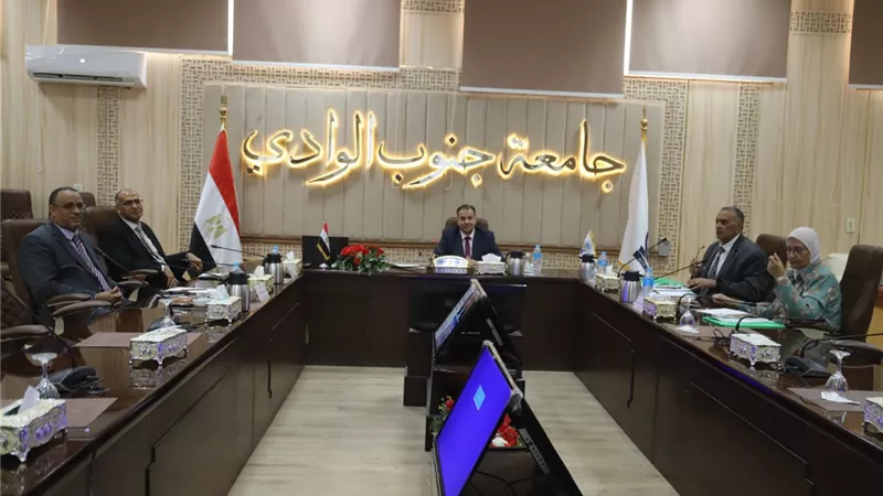 انعقاد لجنة اختيار عميد كلية الاثار بجامعة جنوب الوادي