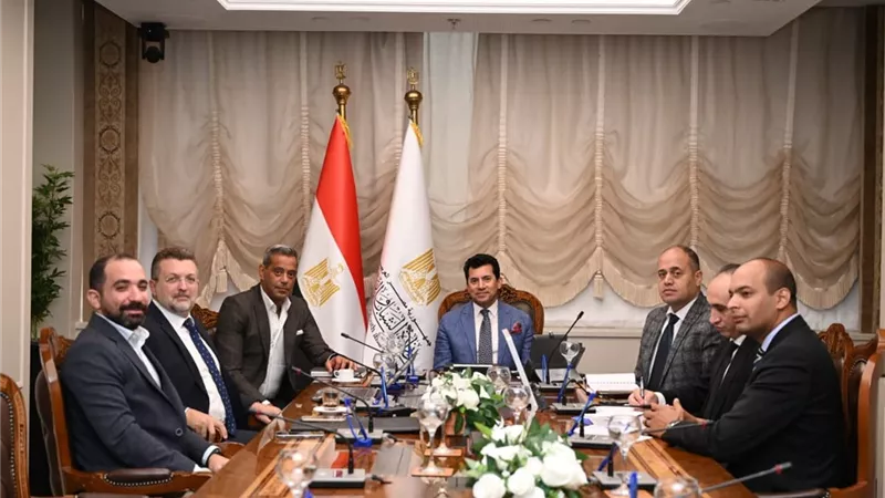 وزير الشباب والرياضة يلتقي مسئولي 