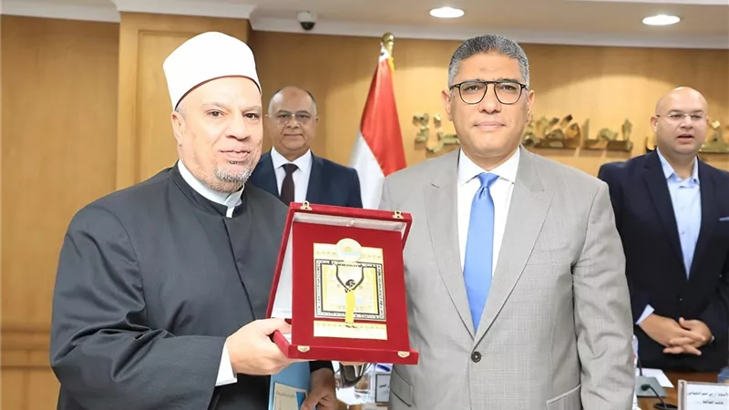 محافظ الجيزة يكرم مديري مديريتَي الأوقاف والشؤون الصحية السابقين