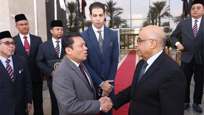 وزير العدل يستقبل سفير ماليزيا ويكرم وفدًه القضائيً