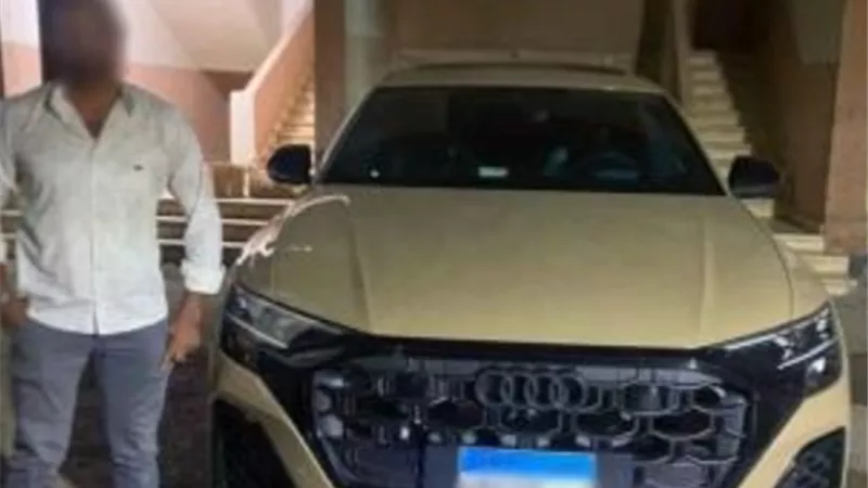ضبط موظف وضع لوحة معدنية مصطنعة وزجاج فاميه على سيارته بالقليوبية
