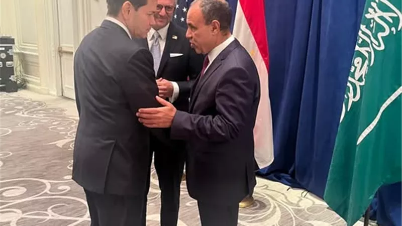 وزير الخارجية يؤكد لنظيره الأمريكي ضرورة تكثيف الجهود لوقف نزيف الدماء ومنع تهجير الفلسطينيين