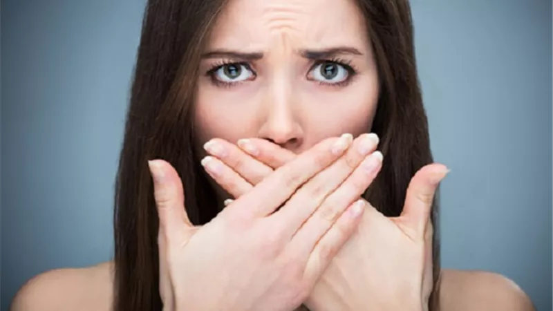 لماذا نعاني من رائحة الفم الكريهة صباحًا رغم تنظيف الأسنان؟