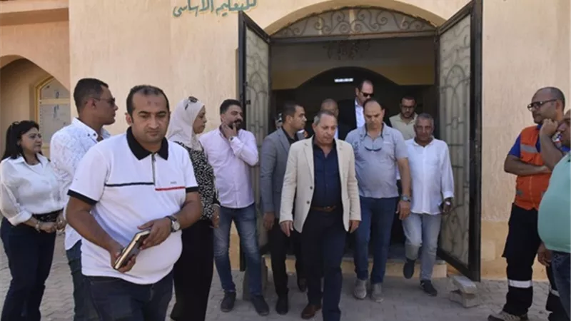 محافظ بورسعيد يتفقد مدرسة أرض الفيروز