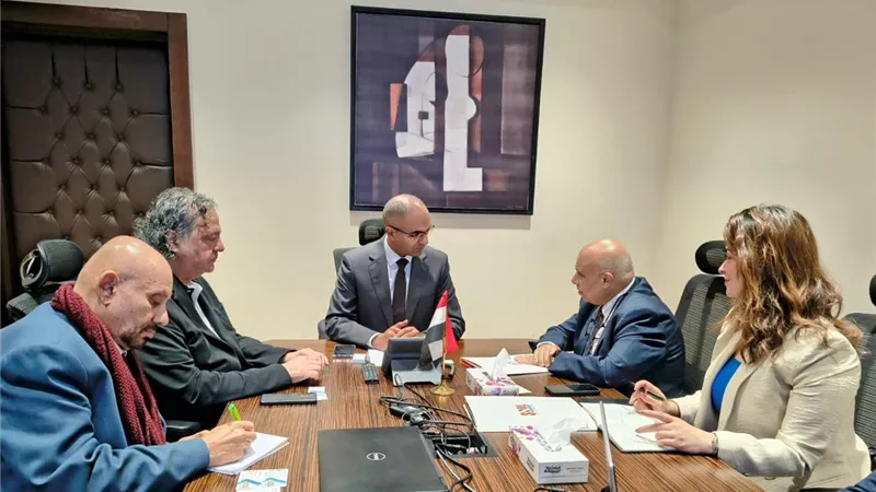 نائب وزير الإسكان يبحث التعاون مع شركة متخصصة في تصنيع مكونات مشروعات المياه