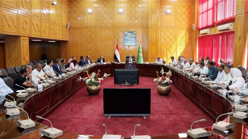 تحصين كلاب الشوارع في الإسماعيلية ضد السعار..صور