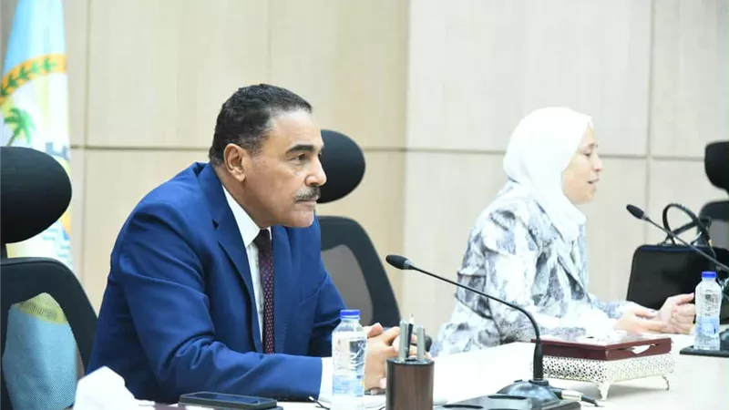 محافظ مطروح يلتقي المكلفات بالخدمة العامة بعدد من القطاعات
