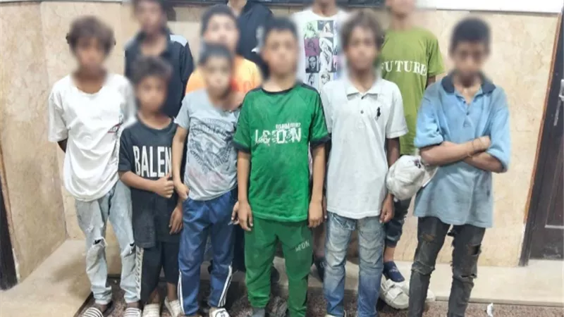 تفاصيل قيام طفلين بالتدخين أمام احدى محطات القطارات بالقاهرة