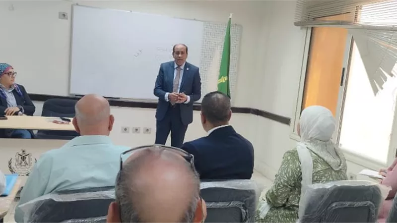 وكيل التموين بالقليوبية يبحث تعزيز التواصل وتطوير الأداء الإداري