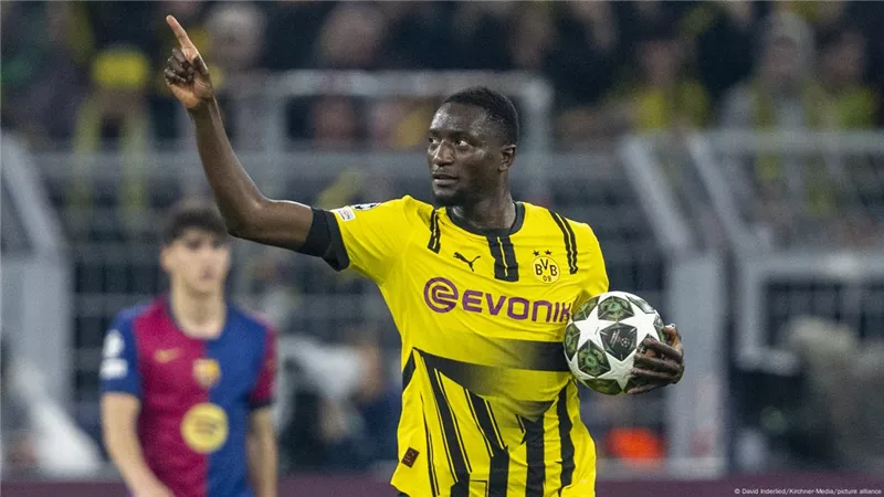 خيارا مثاليًا..فليك يخطط لضم مهاجم بوروسيا دورتموند لبرشلونة