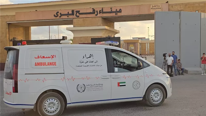 وكالة الإمارات للمساعدات تدفع بصهاريج مياه و5 سيارات إسعاف لغزة