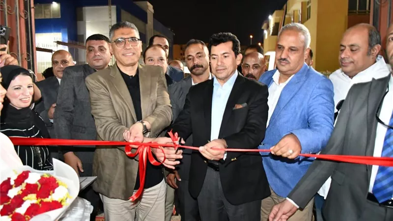 وزير الشباب يفتتح مجمع حمامات السباحة بمركز التنمية بالشيخ زايد