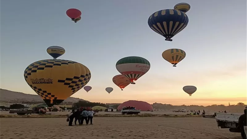 إلغاء رحلات البالون السياحى الطائر بالأقصر بسبب شدة الرياح