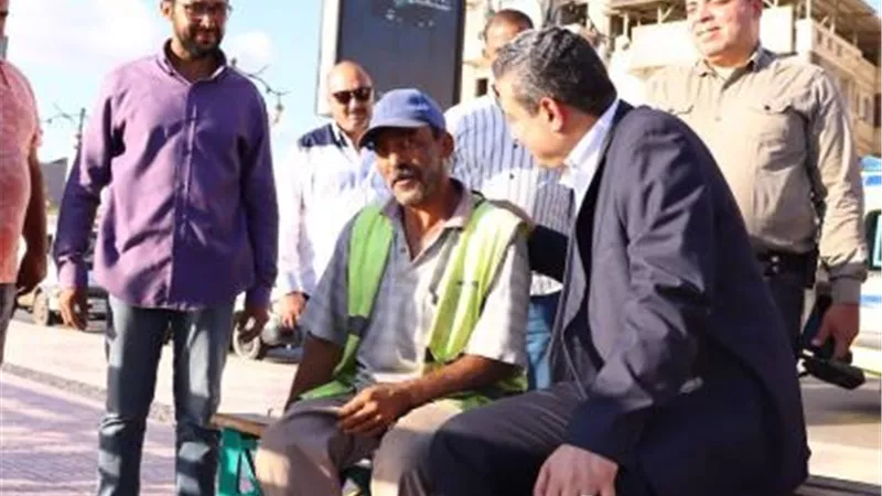 محافظ دمياط يشكر عامل نظافة