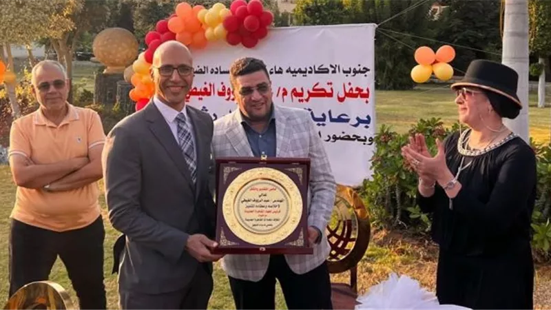 سكان القاهرة الجديدة يكرمون مساعد نائب رئيس هيئة المجتمعات.. بالفيديو