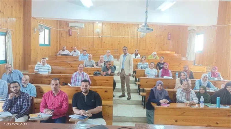 بدأ محاضرات برنامج الماجستير المهنى لكلية التجارة جامعة الغردقة.. صور