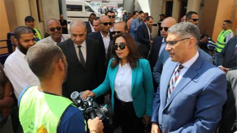 وزيرة التنمية ومحافظ الجيزة يسلمان٥٠ تروسيكلا للجمعيات الأهلية
