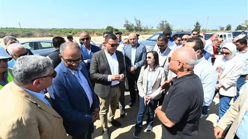 وزير الإسكان ومحافظ البحيرة يتفقدان مشروع ازدواج خط مياه وادي النطرون