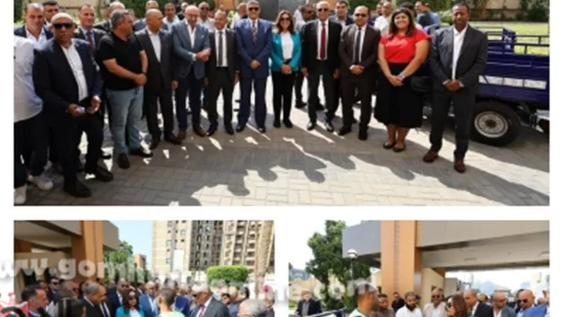 عوض والنجار يسلمان 50 تروسيكل لدعم منظومة النظافة بالجيزة