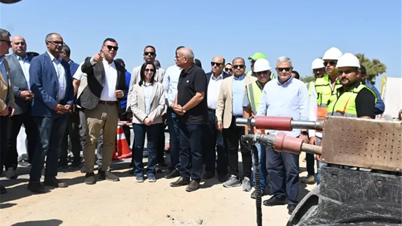 محافظ البحيرة ووزير الإسكان يتفقدان ازدواج خط مياه وادي النطرون