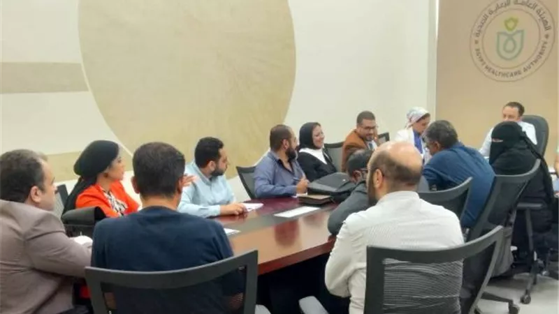 إجتماع رئيس إقليم القناة لمتابعة العمل وتقديم أفضل الخدمات الطبية