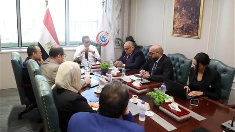 عبدالغفار يعقد اجتماعاً لمتابعة مستجدات منظومة الرعايات والحضانات والطوارئ