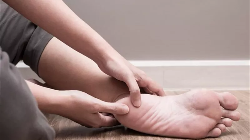 دكتور يشرح أسباب آلام الكعب وخطوات علاجها
