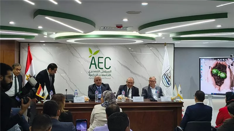 نزرع أكثرمن18ألف فدانا نباتات طبيةوعطريةولدينا65مصنعا و20 شركة