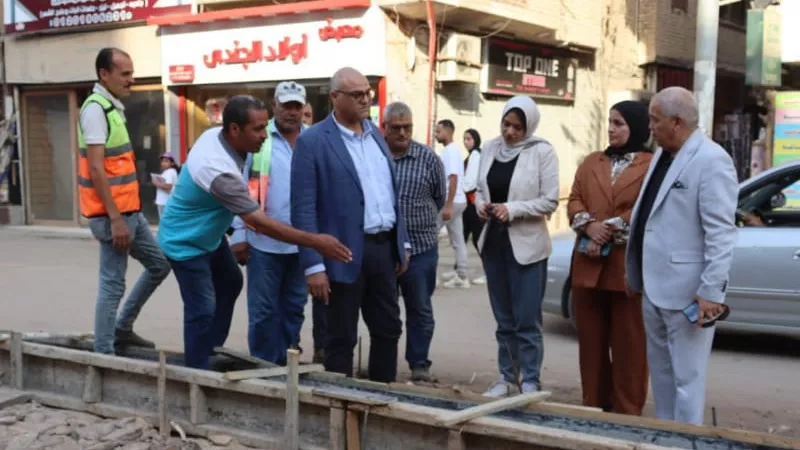 محافظ القليوبية يتفقد أعمال تطوير ورصف شارع 