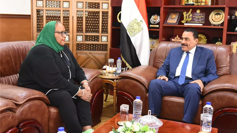 رئيس الإدارةالمركزية لوحدةالسكان بوزارةالتنمية المحلية تزور مطروح