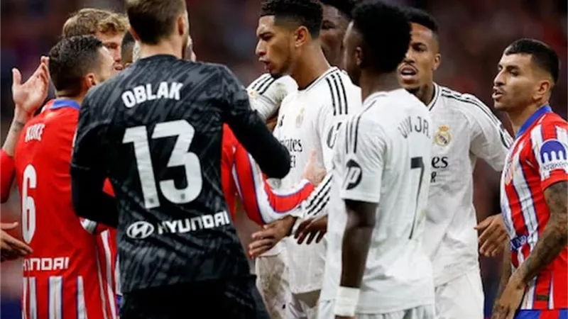 لاعب ريال مدريد يثير غضب جماهير أتلتيكو بـ