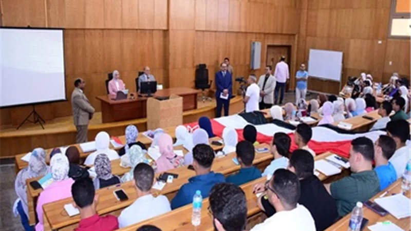 رئيس جامعة سوهاج الاهليه يعقد لقاء بطلاب الدفعة الاولي