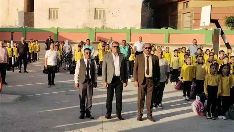 مدير تعليـم دمياط يشارك طلاب أبو العز طابور الصباح