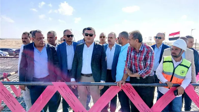 وزير الإسكان يتفقد مشروع محطة تحلية مياه البحر بالعلمين الجديدة