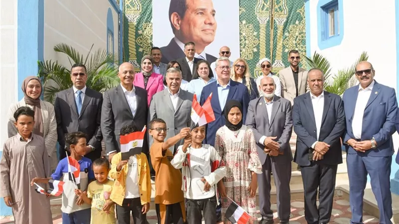 وزير البترول ومحافظ الإسكندرية يسلمان 55 منزل تم تطويرها وتجهيزها