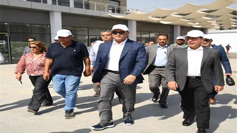وزير الإسكان يعقد اجتماعا مع الشركات المنفذة بحدائق تلال الفسطاط