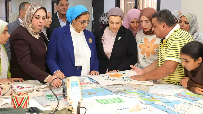 أمل عمار تتفقد المشغل التدريبي ومعرض منتجات السيدات بكفر الترعة والمنصورة