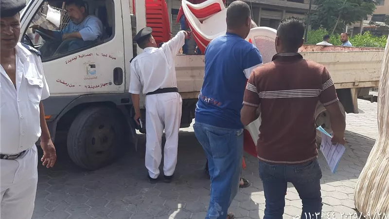 غلق وتشميع 35 محل مخالف في العاشر من رمضان