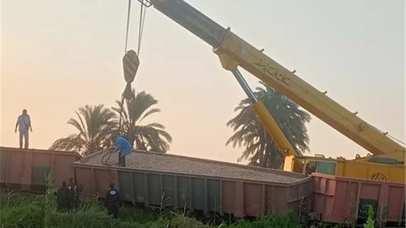 رفع آثار حادث قطار البضائع في بني سويف