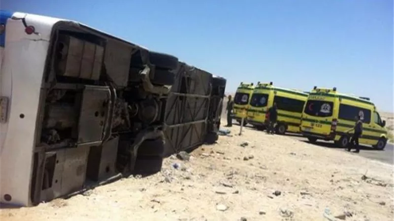 مصرع 2 وإصابة 16 في انقلاب أتوبيس بصحراوي المنيا