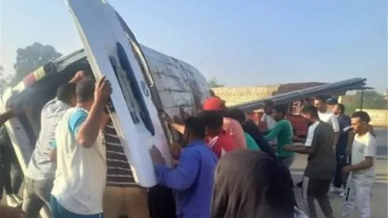 إصابة 8 إثر انقلاب ميكروباص بأكتوبر