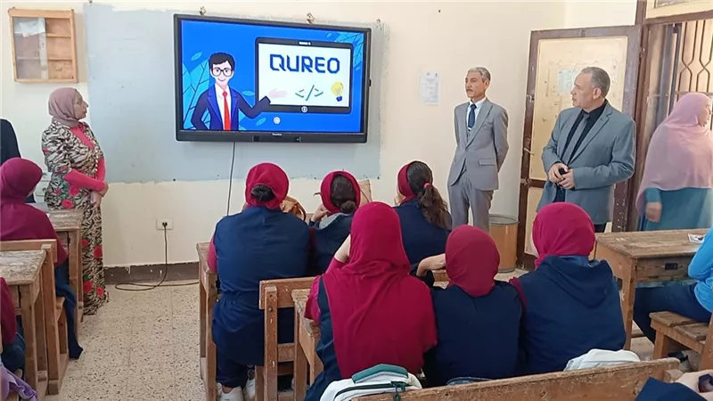 مدير تعليم أسيوط يشارك طلاب مدرسة ريفا الثانوية حصة 