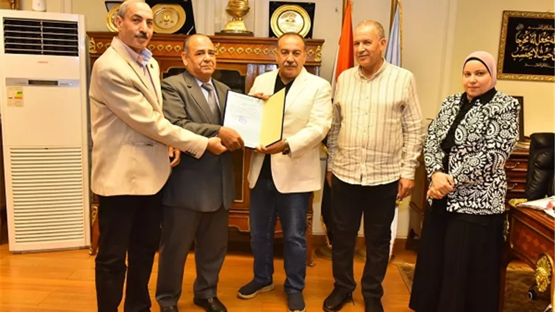 خطاب شكر لمحافظ اسيوط من الاكاديمية المهنية للمعلمين