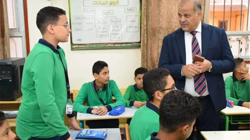 الغرباوي يشارك طلاب بورسعيد طابور الصباح ويتابع انتظام الدراسة