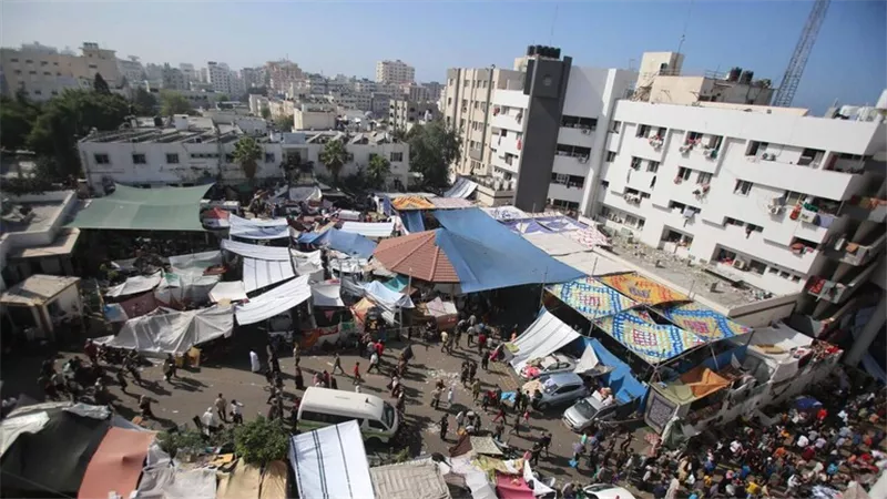تقدم إسرائيلي يدفع طواقم مستشفى الشفاء للإخلاء ويخلف 17 شهيدا في غزة