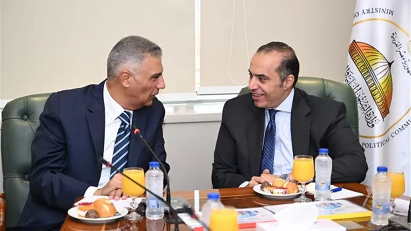 بحث ملف التعويضات خلال اجتماع وزير الشئون النيابية ومحافظ اسوان