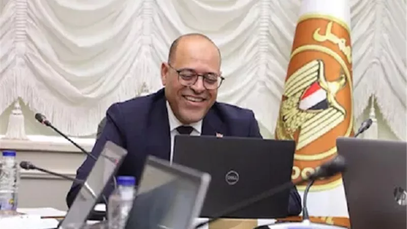 وزير العمل يشهد تسليم 700 عقد عمل معظمها لـ 